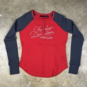 Harley Davidson Women’s Raglan‎ Henley Shirt Size Medium Red Gray Long Sleeve